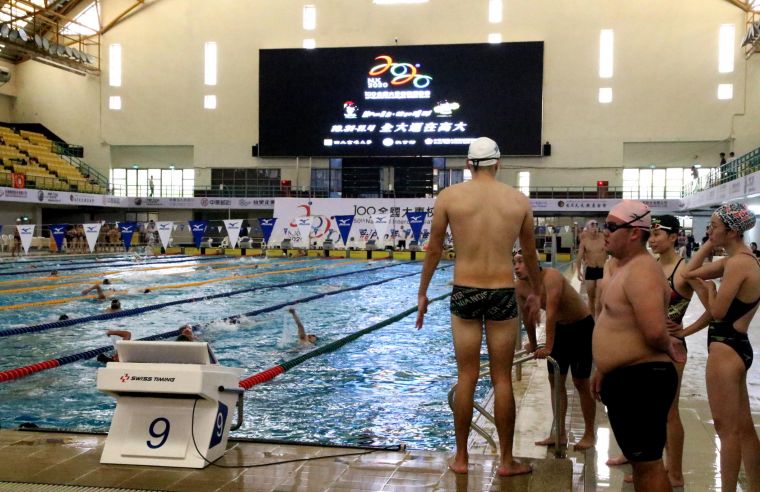 配合全國大專校院運動會，高雄市國際游泳池新設LED大螢幕進行測試。雄市政府運動發展局提供