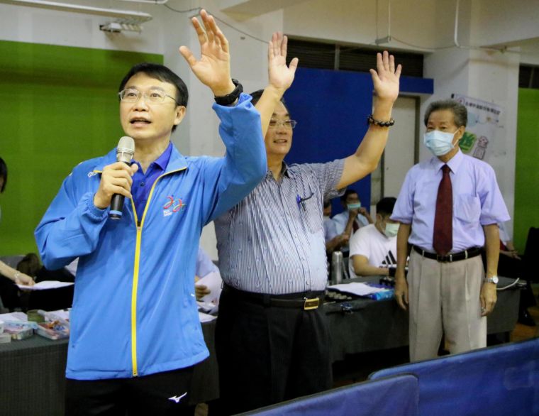 高雄市運發局局長侯尊堯(左)與台灣乒乓球總會會長黃富源勉勵參賽選手。高雄運發局提供