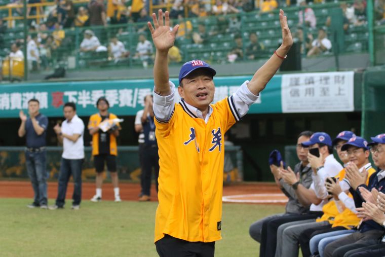 熱愛運動的高雄市長韓國瑜公開喊話支持爭取味全龍球團進駐高雄 。高雄市政府運發局提供