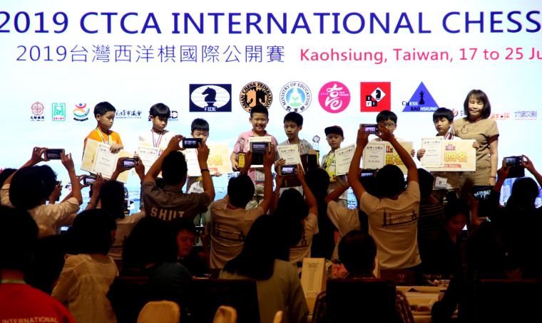   2019台灣西洋棋國際公開賽24日晚上在高雄國賓飯店舉行閉幕頒獎典禮。大會提供