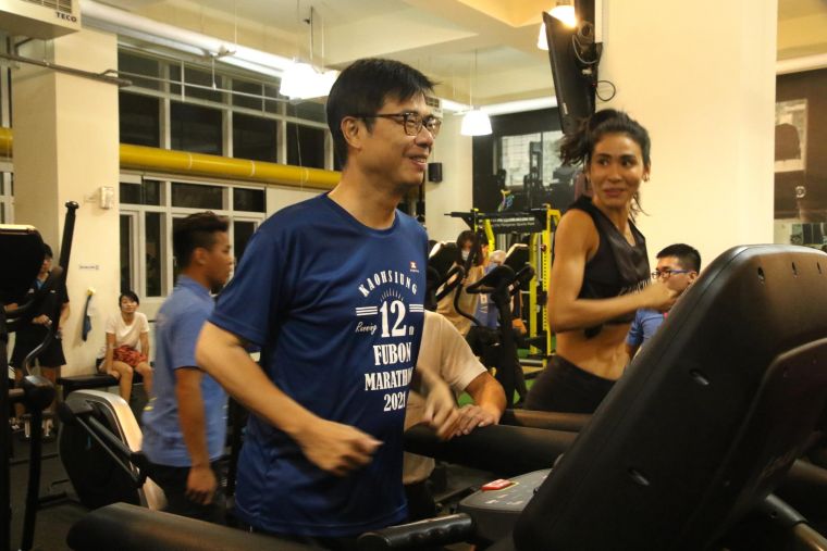 陳其邁市長30日晚上下班之餘和雷理莎選手共同來體驗鳳山運動中心跑步機及其他健身器材。高雄市政府運動發展局提供