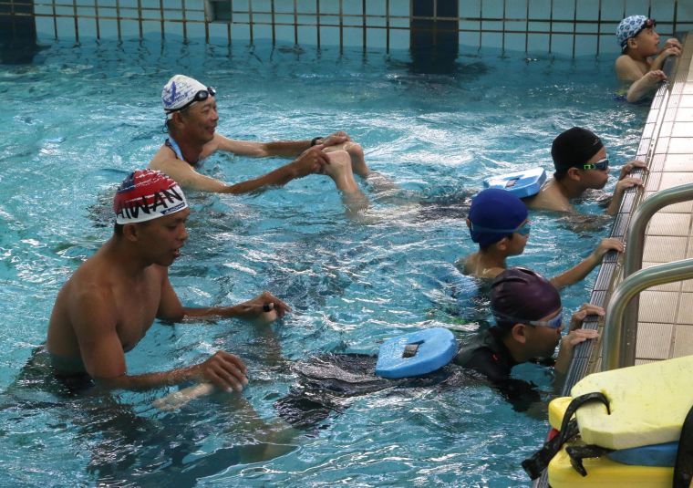 高雄市政府運動發展局108年游泳教學訓練營分為兒童班及普通班兩種班別。高雄市運動發展局提供