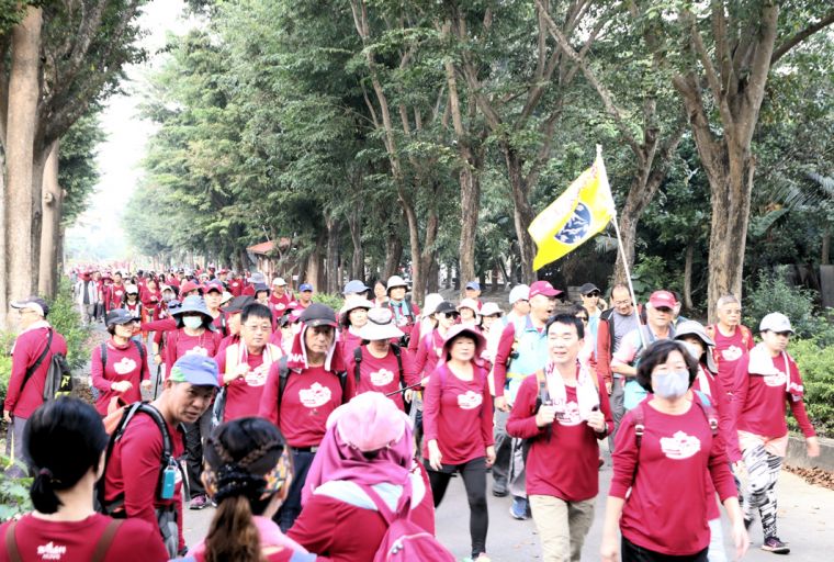 歐都納無痕山林活動今天在大崗山舉行，吸引南台灣三千熱愛登山健行民眾參加。歐都納提供