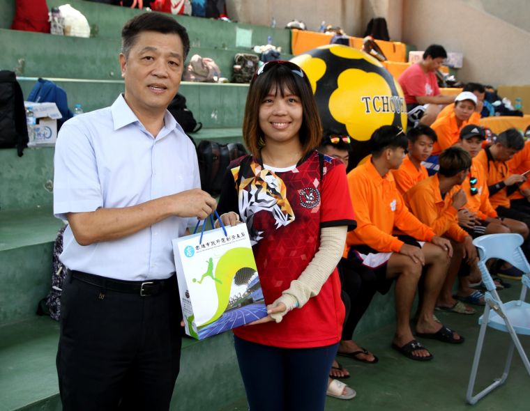 高雄市副市長陳雄文回贈馬來西亞柔弗州巧固球協會會長李慧心紀念品。高雄市運動發展局提供