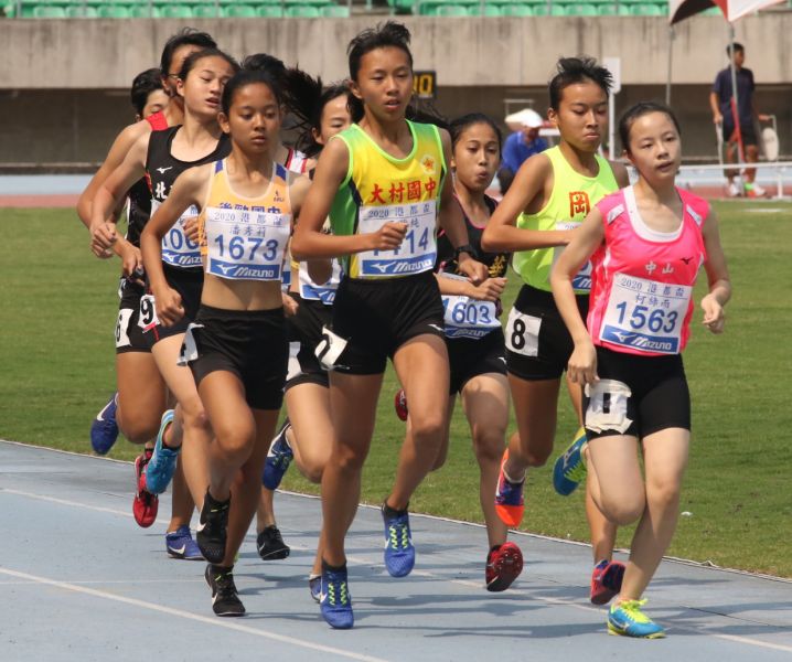 高雄市後勁國中潘秀莉（左1）在國女組1500公尺，以4分49秒76封后。高雄市運動發展局提供