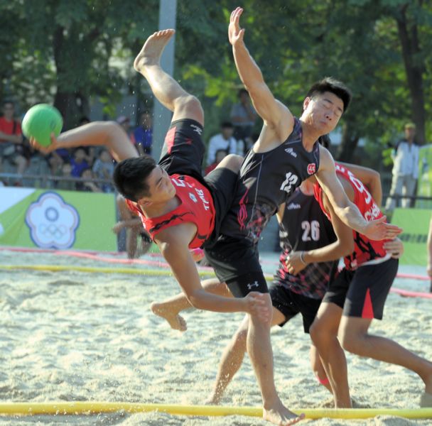 第一屆港都盃國際沙灘手球邀請賽激烈對抗。大會提供