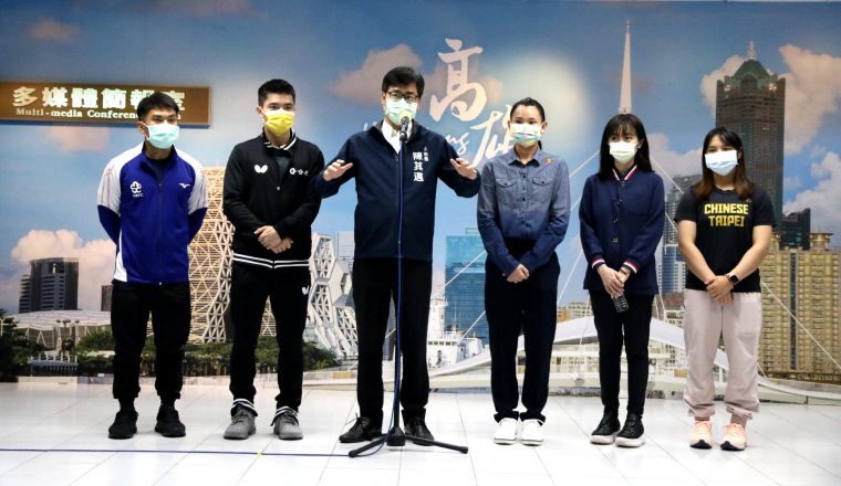 高雄市長陳其邁（左三）感謝中華奧運代表隊高雄健兒，射擊吳佳穎（右二）、羽球戴資穎（右三）、舉重江念欣（右一）、舉重高展宏（左一）、桌球莊智淵（左二）。高雄市運發局提供
