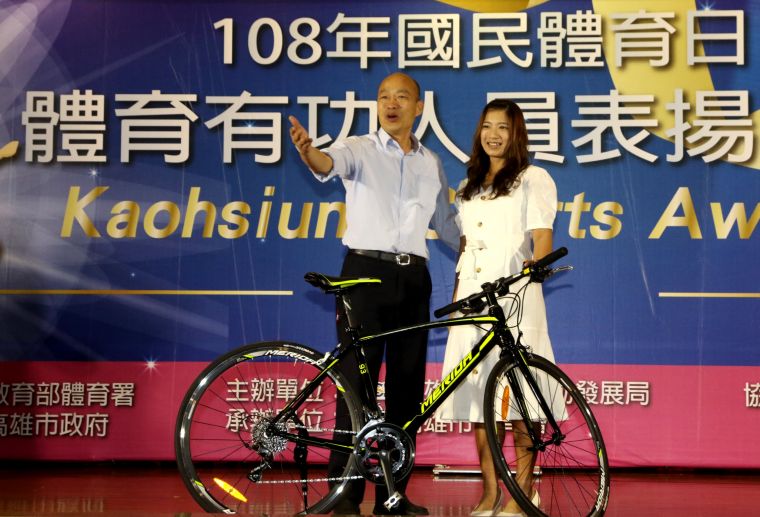 2019年亞洲自由車場地錦標賽金牌選手黃亭茵致贈自由車給市長韓國瑜。高雄市運動發展局提供