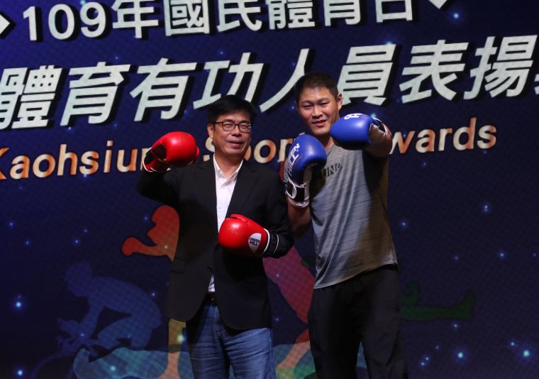 全國運動會拳擊六連霸的最佳年度男選手楊育庭致贈親筆簽名的拳擊手套給陳其邁。高雄市運動發展局提供