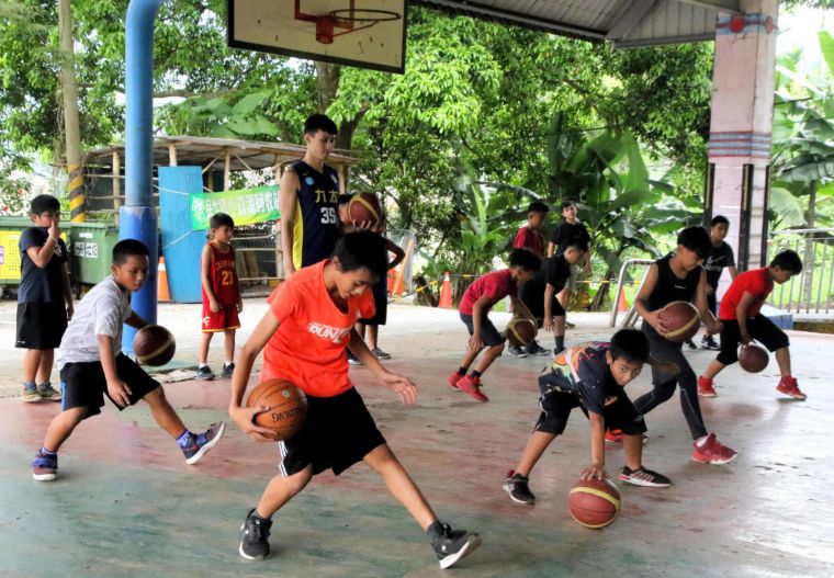 高雄市民生國小球員認真學習籃球運球變向運球技巧。高雄市政府運動發展局提供