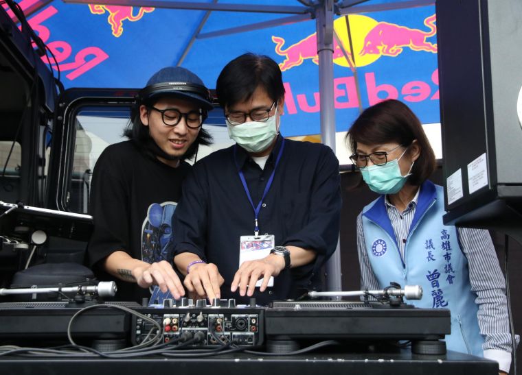 高雄市長陳其邁也現身與年輕朋友體驗DJ刷音盤、放音樂。高雄市運發局提供