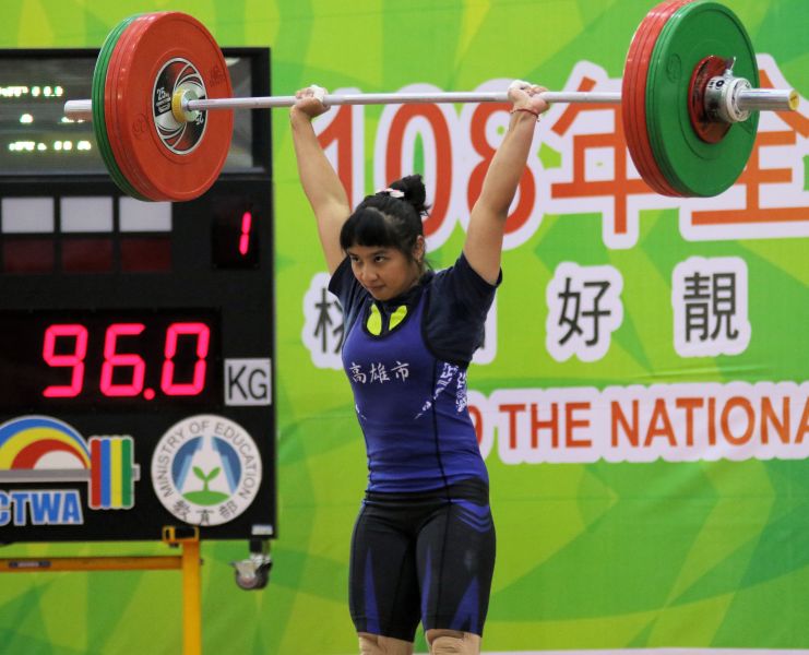 江念欣在女子55公斤級以總和176公斤的成績，榮膺后座。高雄市運動發展局提供