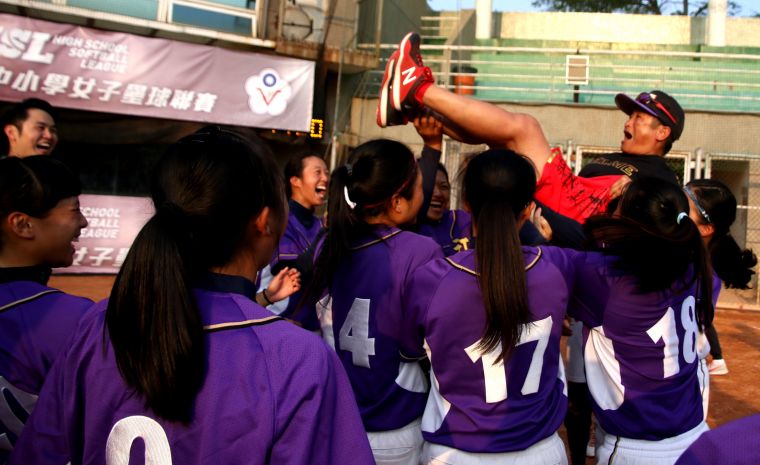 臺北市華江高中奪得高女組總冠軍，賽後球員把執行教練蔡瑜君高拋慶祝。主辦單位提供