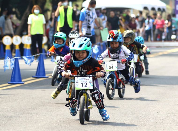 港都盃幼兒平衡車錦標賽小小騎士起跑。高雄運發局提供