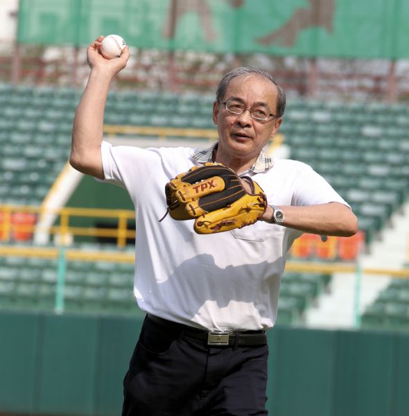 高雄副市長洪東煒代表開球。高雄市徵府運動發展局提供