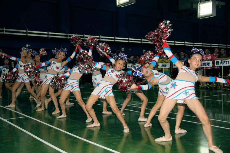 由剛拿下日本金牌的五福國小啦啦隊表演揭開序幕。高雄市體育處提供