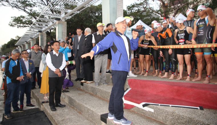 高雄市副市長洪東煒在愛河國際鐵人三項開賽致詞，勉勵參賽選手爭取佳績。高雄市政府運動發展局提供
