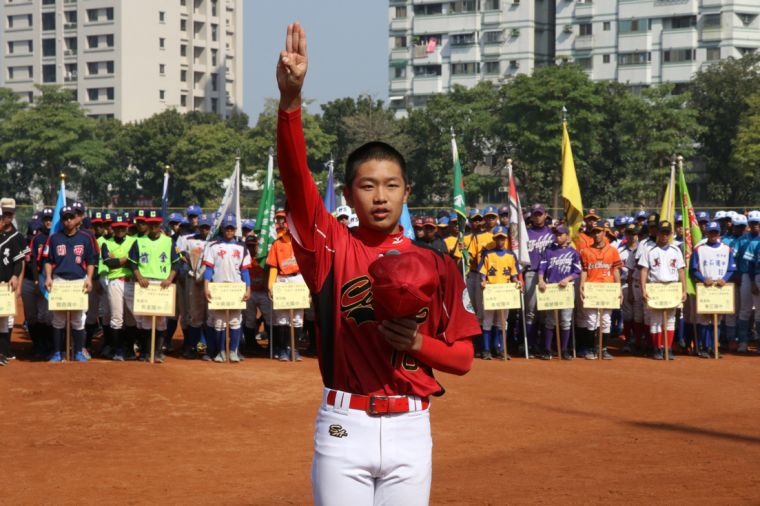 高雄市七賢國中棒球隊李佳樺代表全體球員宣誓。高雄市運動發展局提供