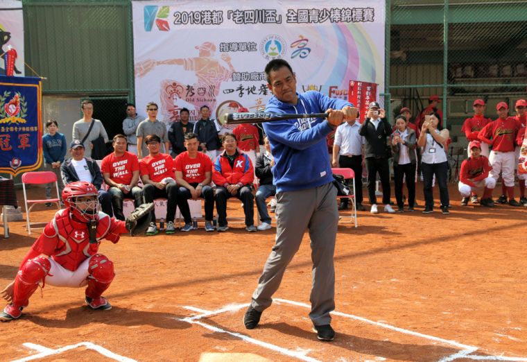 「亞洲巨砲」陳金鋒在開幕典禮後主持開球儀式。高雄市運動發展局提供