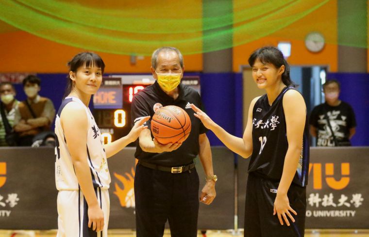 美和科技大學董事長劉忠志（中）主持開球儀式。美和科大提供