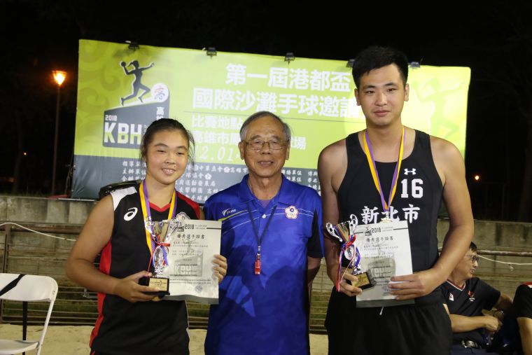 全國手球協會理事長官賢明（中）分贈獲大會男、女最佳明星球員的中華台北兩位門將許智坤、沈筠庭。