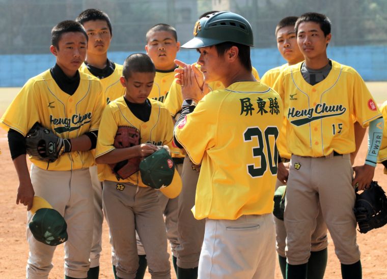 總教練郭祖岑帶領恆春國中棒球隊連日在分組獲得二勝。大會提供