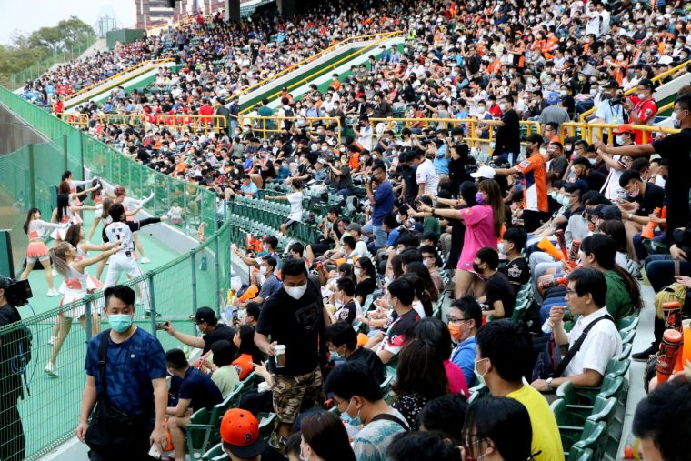 澄清湖棒球場在今年的首場例行賽，現場湧入7288名球迷入場。高雄運發局提供