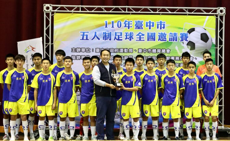 運動局科長廖誼鴻為台北市復興高中頒獎。大會提供