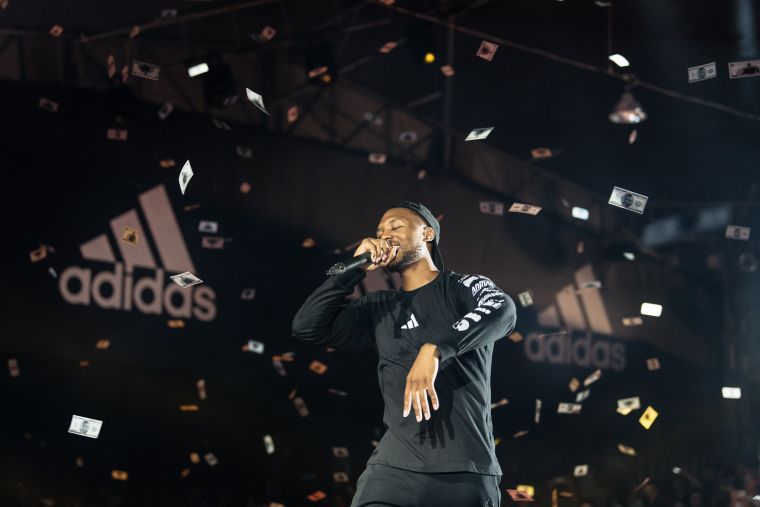  adidas簽約球星Damian Lillard秀球技也秀唱功，漫天印有其頭像的紙鈔中引爆饒舌熱力。官方提供