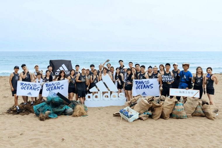 adidas號召跑者響應世界海洋日，與臺灣環保團體「海湧工作室」於金山共同舉辦淨灘活動。