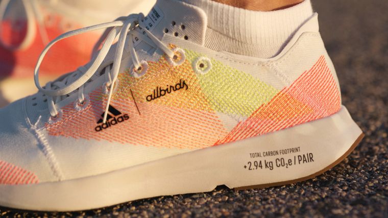  adidas x Allbirds 推出全新限量「ADIZERO X ALLBIRDS 2.94 KG CO2E」系列跑鞋，碳足跡僅2.94 KG！官方提供