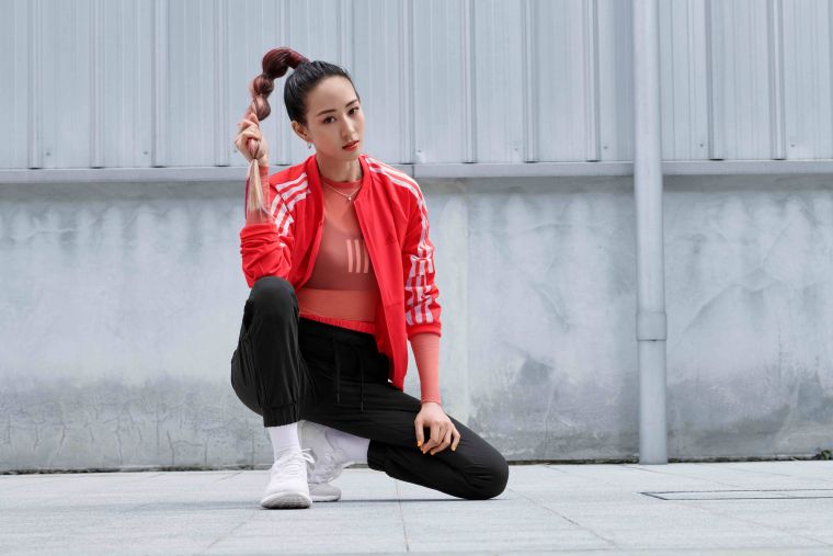 adidas推出最新春夏女子運動訓練裝備，邀請代言人張鈞甯搶先演繹系列商品。