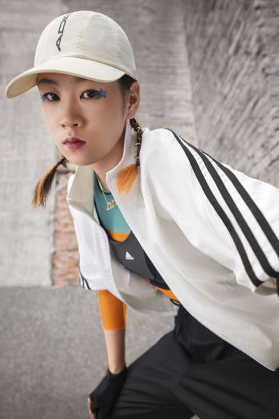 adidas.Future Icons女款系列採用白色、黑色、搶眼亮橘色等潮流指標色，以創新碰撞經典，展現年輕世代的鮮明風格。官方提供