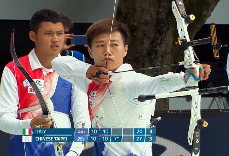雷千瑩(前)和湯智鈞在混雙和銅牌擦身過。截取自直播畫面。