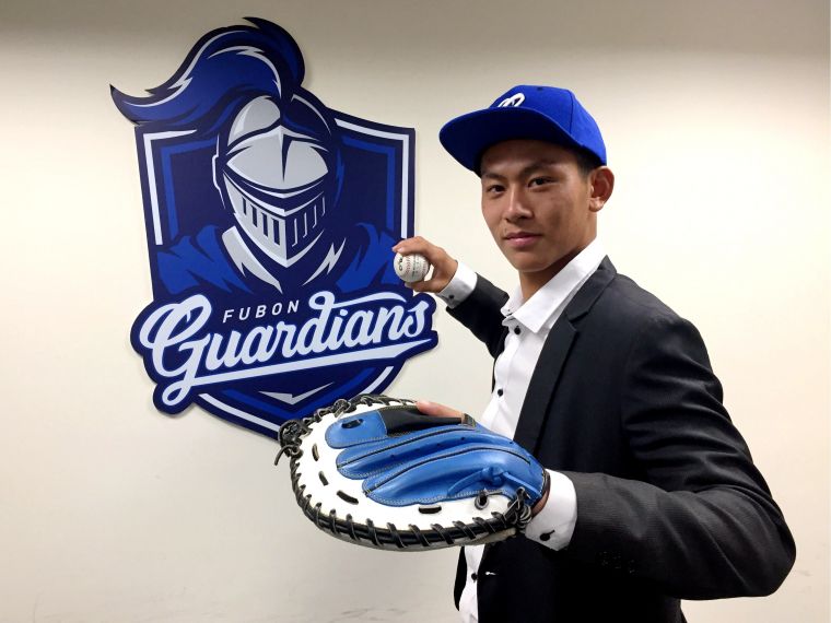 2018中華職棒選秀狀元戴培峰正式與富邦悍將簽約。