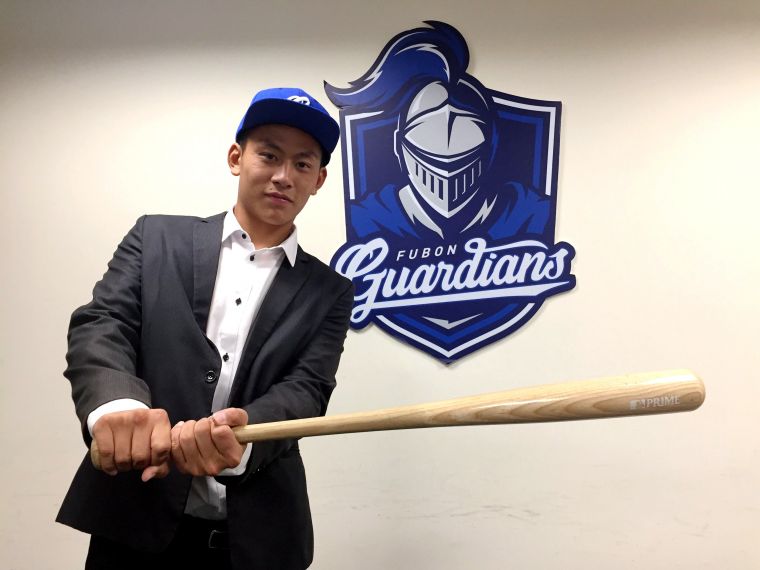 2018中華職棒選秀狀元戴培峰正式與富邦悍將簽約。