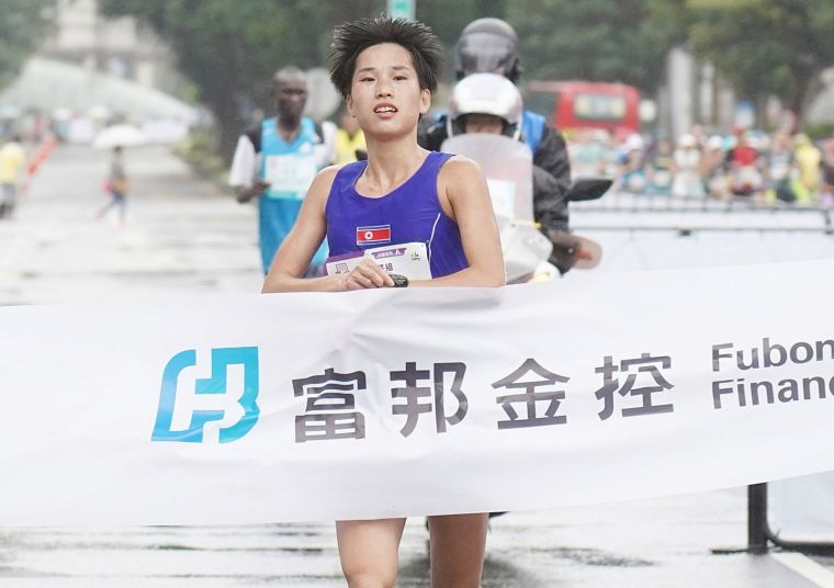 2018臺北馬拉松全馬女子組總冠軍由北韓選手朝銀玉(Un Ok Jo)順利封后。主辦單位提供