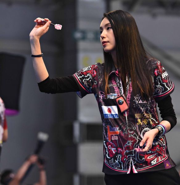2018AI香港職業女鏢手梁雨恩近來表現亮眼。