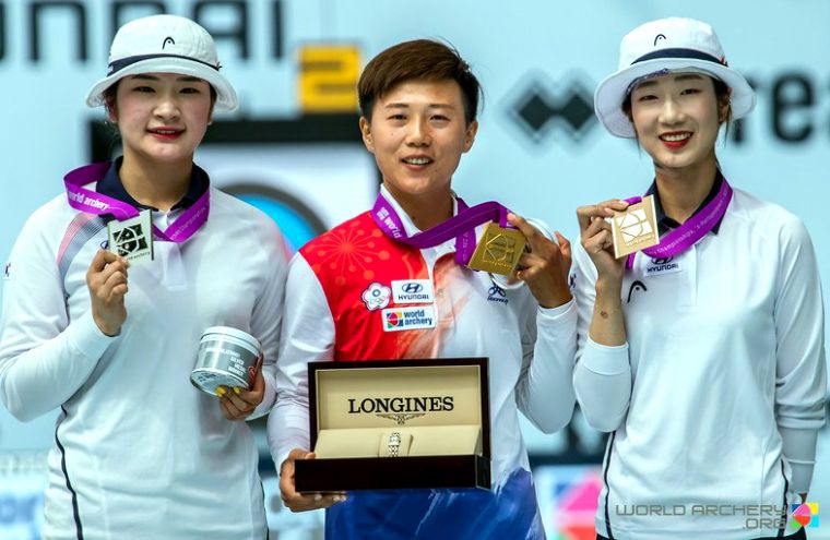 2019世界射箭錦標賽，雷千瑩(中)打敗左右這兩位世界紀錄保持人，奪金的畫面超經典。取自／世界射箭總會官網。