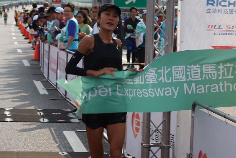 2019臺北國道馬拉松全馬女子冠軍傅婌萍，以2小時52分14秒獲得兩連霸。主辦單位提供