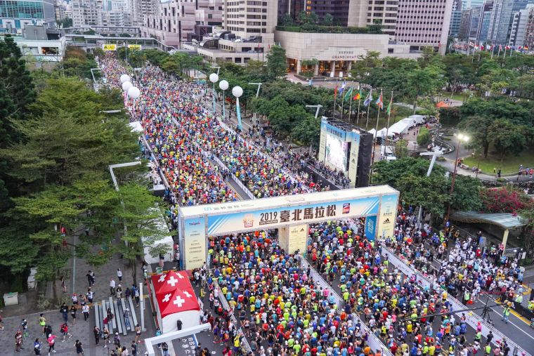 2019臺北馬拉松今天(15日)上午於臺北市政府前廣場盛大開跑，吸引多達2萬8千名跑者共襄盛舉。臺北市政府提供