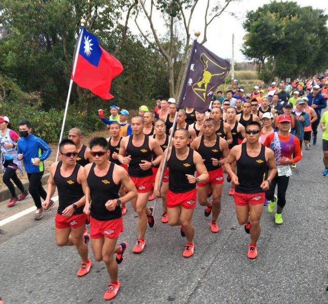2019金門馬拉松為了讓各國參賽跑者體驗戰地風光，金門縣政府特地邀請國軍派出海龍蛙兵參賽，並延路高唱軍歌，展現國軍勇猛戰力。