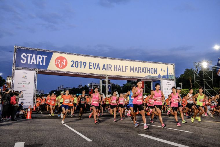 2019長榮航空城市觀光半程馬拉松派出Nike暖身操老師及NRC配速員，讓跑者在專業帶領下在賽道中盡情的享受跑步的樂趣並突破自己的最佳成績。主辦單位提供