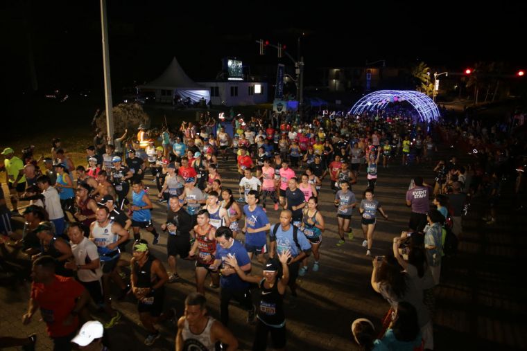 2019關島國際馬拉松於黑暗中正式起跑。