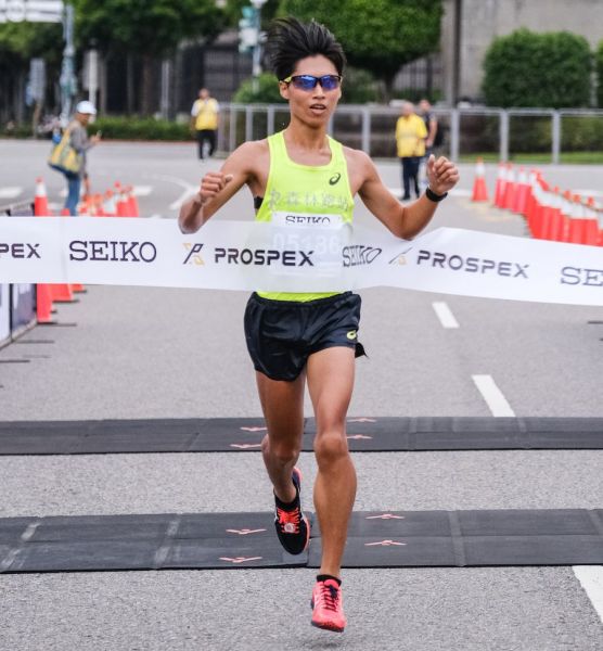 2019 Seiko Super Runner城市路跑賽12.5K「精準潛將組」，男子組冠軍由鄧新詮以40分01秒成績封王。主辦單位提供