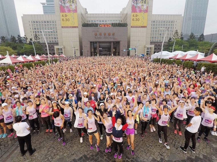 201Taishin Women Run Taipei吸引1萬5千名女孩報名，臺北市政府前廣場灑上滿滿粉色氣息。中華民國路跑協會提供