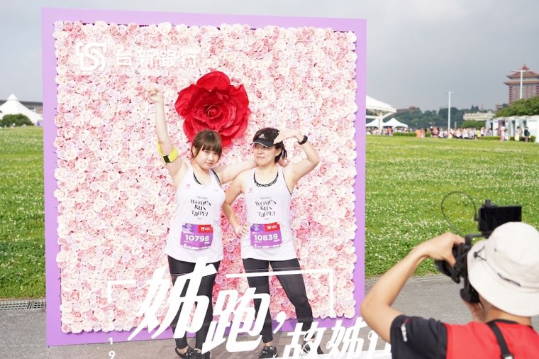 2019 Taishin Women Run Taipei特別在完賽區設立拍照區，讓美美的跑者能夠留下美麗倩影，紀念一年一度的馬拉松盛會。中華民國路跑協會提供