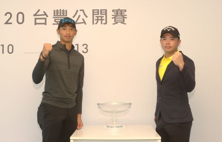 2020台豐公開賽記者會王偉軒（右）和詹世昌與冠軍盃。鍾豐榮攝影