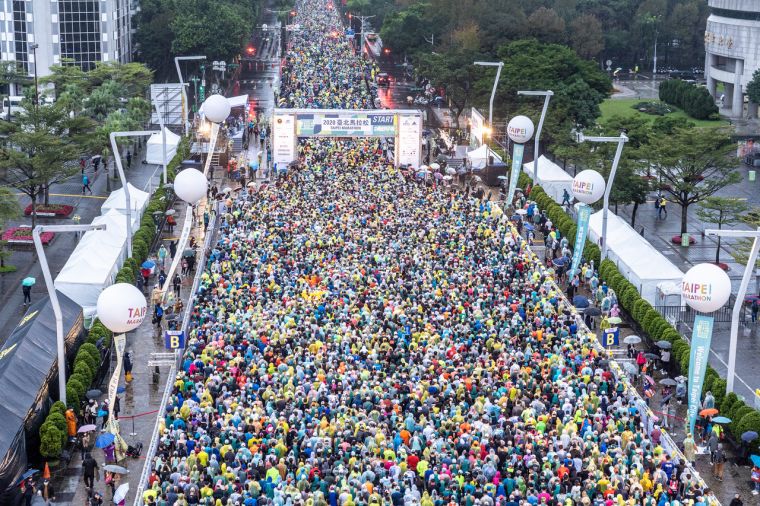 2020臺北馬拉松今天盛大開跑，共2萬8千名跑者一起勇感呼吸。大會提供