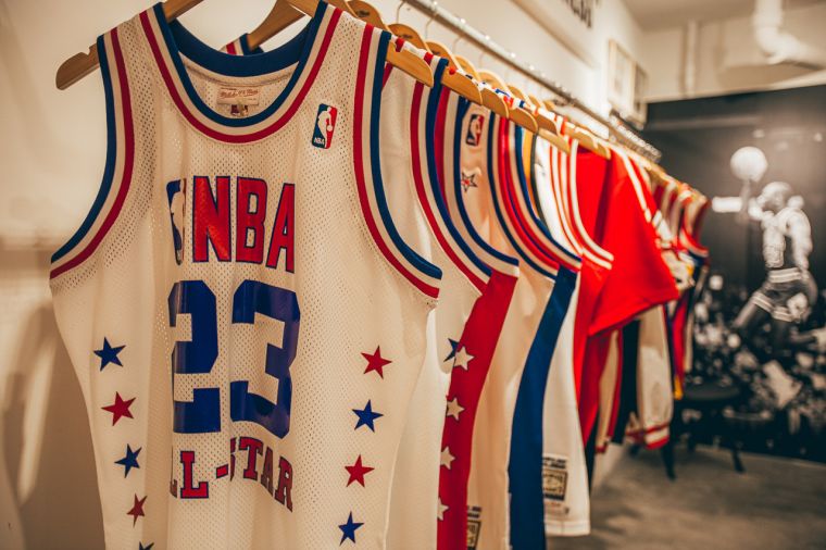 Mitchell & Ness展示籃球之神NBA All-Star Game MVP 系列的場上球衣。官方提供